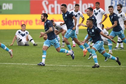 Jugadores de Racing Club festejan el pase a la semifinal de la Copa Liga Profesional 2021 luego de vencer por penales a Vélez Sarsfield