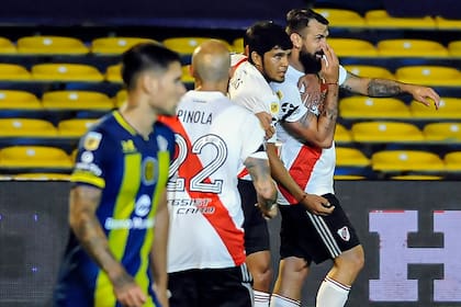 Jugadores de River festejan en la cancha de Rosario Central; el Millonario es al que mejor le va jugando en Arroyito: lo supera ampliamente en el historial (32-13).