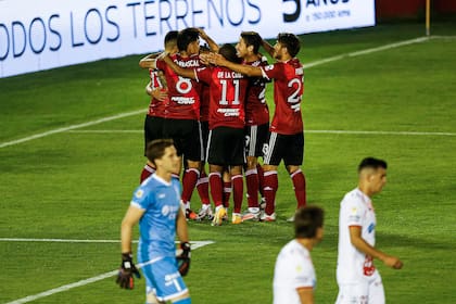 Jugadores de River Plate festejan el gol de Matías Suárez a Huracán.