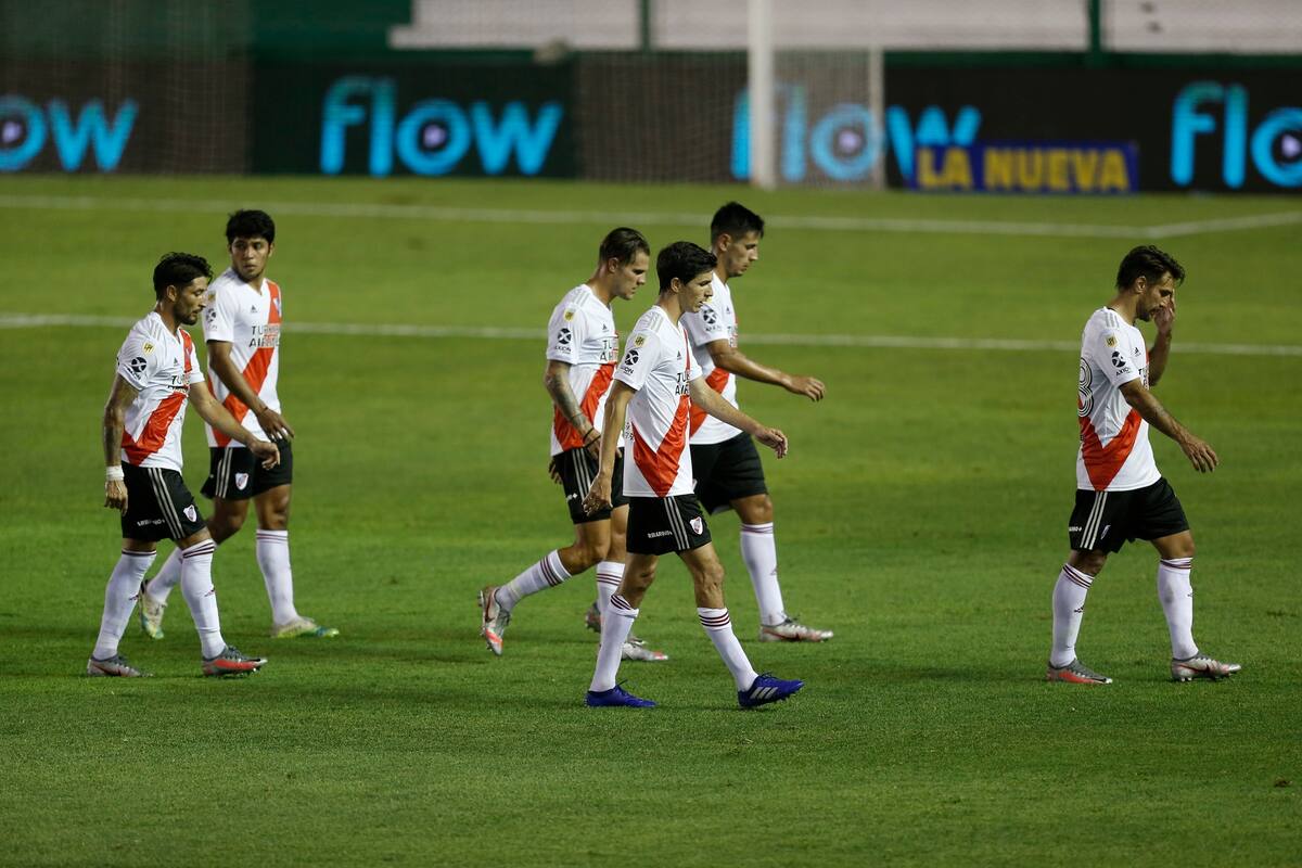 Jugadores de River Plate se retiran del campo de juego luego de la finalización del primer tiempo del partido que disputan con Independiente.