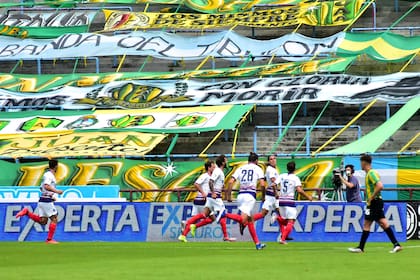 Los jugadores de San Lorenzo van a abrazarse con el defensor Federico Gattoni, autor del primer gol del Ciclón.