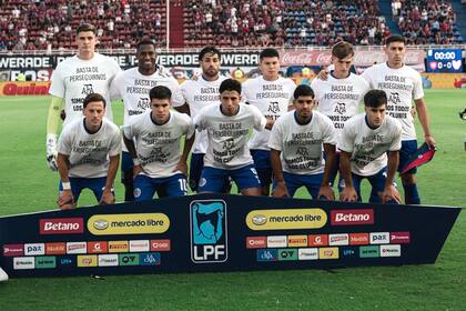 Jugadores de San Lorenzo salieron a la cancha con una camiseta con la leyenda "Basta de perseguirnos"