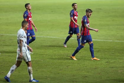 Jugadores de San Lorenzo se retiran cabizbajos del campo de juego luego de la finalización del primer tiempo del partido que disputan con el Santos de Brasil por la Copa Libertadores