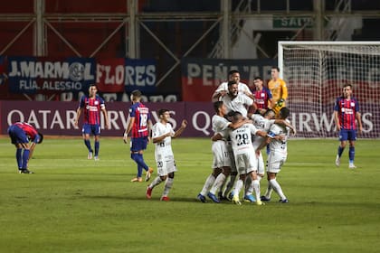 Jugadores de Santos festejan el gol de Lucas Braga durante el partido que disputaron San Lorenzo de Almagro y Santos por la Copa Libertadores