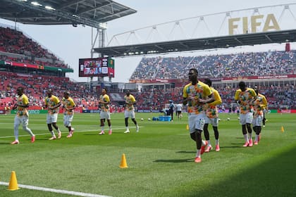 Jugadores de Senegal entrando en calor.