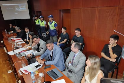 Jugadores de Vélez acusados de abuso sexual. De izq. a der. oculto detrás de los oficiales el arquero Sosa; Abiel Osorio, Brian Cufré y José Florentín