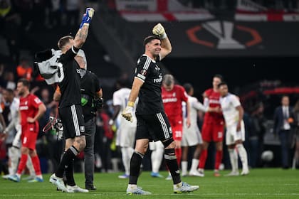 Jugadores del Aston Villa, incluido el argentino Emiliano "Dibu" Martínez, festejan tras haber salido campeones de la Europa League