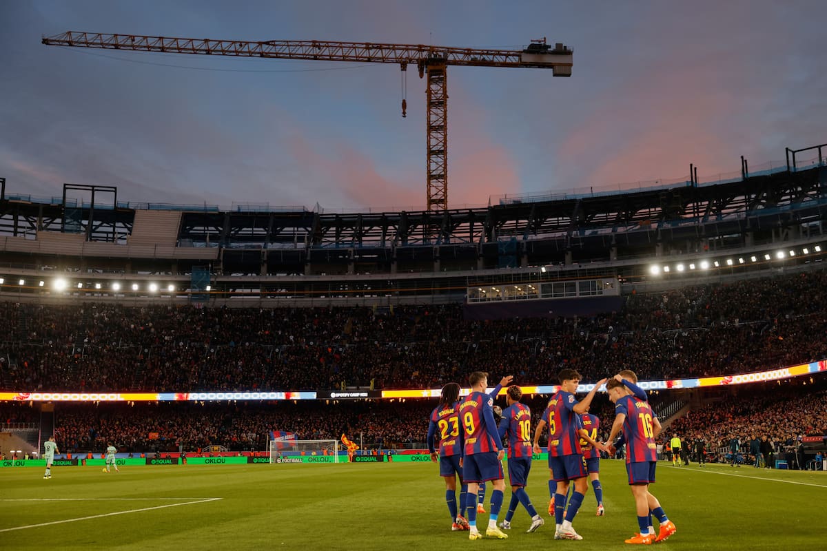Jugadores del Barcelona celebran el gol ante el Athletic Bilbao en el renovado Camp Nou; Lamine Yamal es el jugador clave y más cotizado