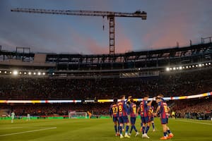 Jugadores del Barcelona celebran el gol ante el Athletic Bilbao en el renovado Camp Nou; Lamine Yamal es el jugador clave y más cotizado