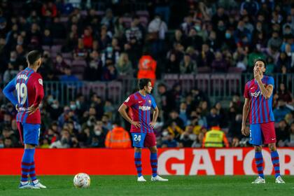 Jugadores del Barcelona después de que el Cádiz anotara el primer tanto del partido de La Liga española en el estadio Camp Nou en Barcelona, el lunes 18 de abril de 2022. (AP Foto/Joan Monfort)
