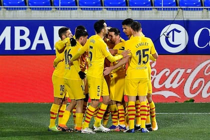 Jugadores del Barcelona festejan el gol de Frenkie de Jong.