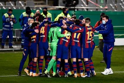 Lo que cuesta, vale: jugadores de Barcelona festejan luego de la clasificación frente a Real Sociedad en la primera semifinal por la Supercopa española.