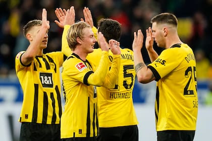 Jugadores del Borussia Dortmund celebran la victoria ante el Hoffenheim en la Bundesliga el sábado 25 de febrero del 2023. (Uwe Anspach/dpa via AP)
