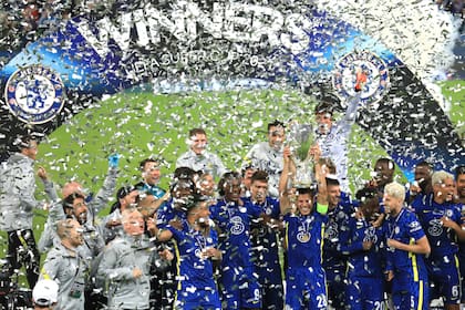 Jugadores del Chelsea celebran con el trofeo de campeón de la Super Copa UEFA tras vencer en penales al Villarrreal en Windsor Park en Belfast, Irlanda del Norte el miércoles 11 de agosto del 2021. (AP Photo/Peter Morrison)