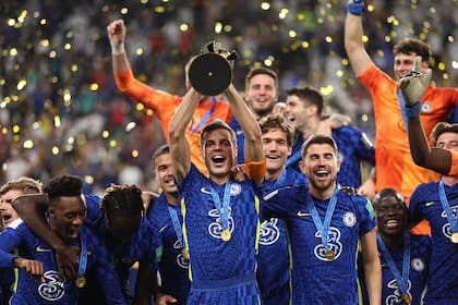 Jugadores del Chelsea festejan con el trofeo del Mundial de Clubes tras vencer por 2-1 a Palmeiras en Abu Dhabi.