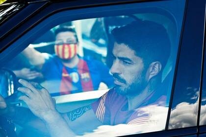 Jugadores del FC Barcelona llegan para entrenar - Ciutat Esportiva Joan Gamper, Barcelona, España - 7 de septiembre de 2020 Luis Suárez de Barcelona cuando llega para entrenar REUTERS / Albert Gea