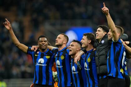 Jugadores del Inter de Milán celebran al final del partido de la Liga Italiana ante la Juventus, en Milán, el domingo 4 de febrero de 2024. (AP Foto/Antonio Calanni)