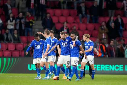 Jugadores del Leicester festejan un gol contra el PSV en el partido de vuelta de los cuartos de la Liga Europa Conferencia en el Estadio Philips de Eindhoven, Holanda, el jueves 14 de abril de 2022. (AP Foto/Peter Dejong)