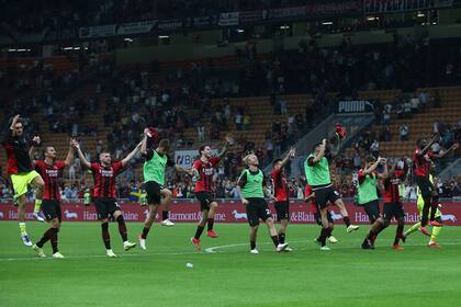 Jugadores del Milan festejan la victoria sobre Lazio en duelo de la Serie A en el estadio San Siro de Milán, Italia, el domingo 12 de septiembre de 2021. (Spada/LaPresse vía AP)