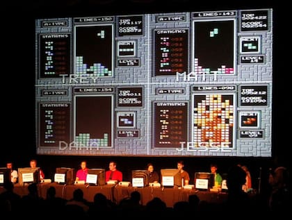 Jugadores durante la competición semifinal del Campeonato Mundial de Tetris Clásico