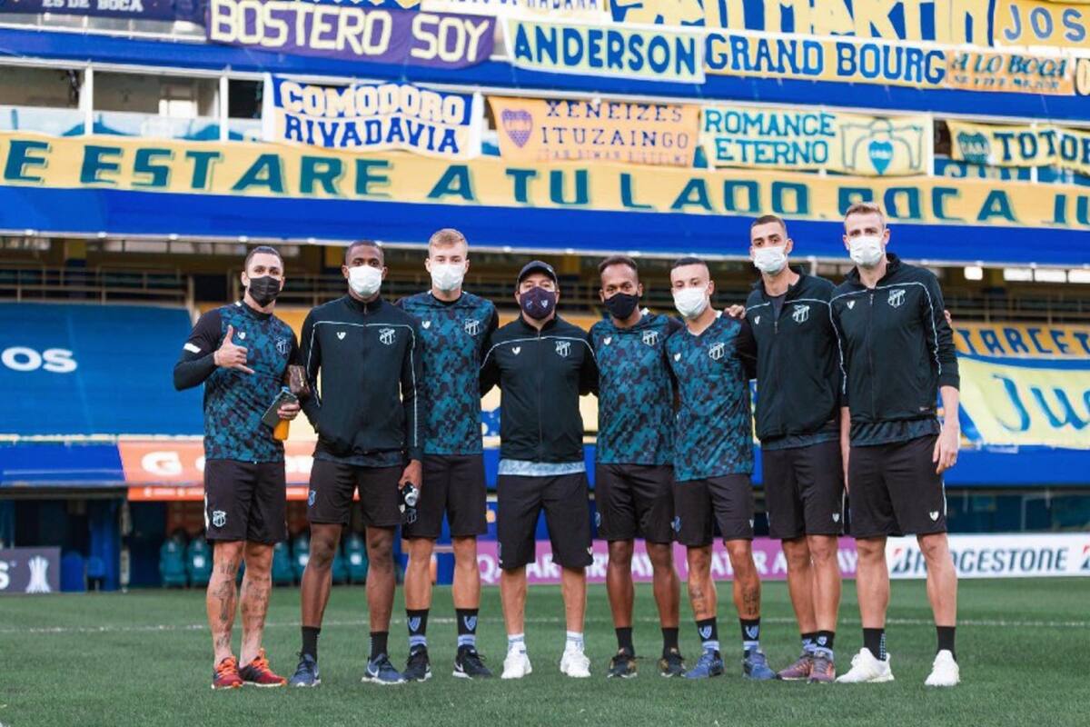 Jugadores e integrantes del cuerpo técnico de Ceará, sobre el campo de juego de la Bombonera