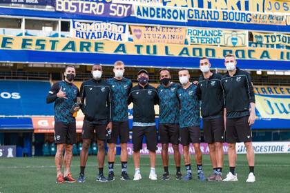 Jugadores e integrantes del cuerpo técnico de Ceará, sobre el campo de juego de la Bombonera