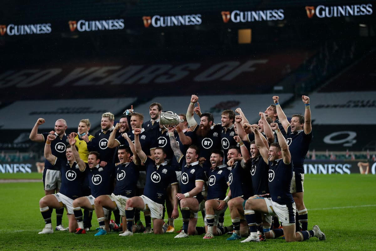 Jugadores escoceses festejan con la copa luego de vencer a Inglaterra en el 6 Naciones.