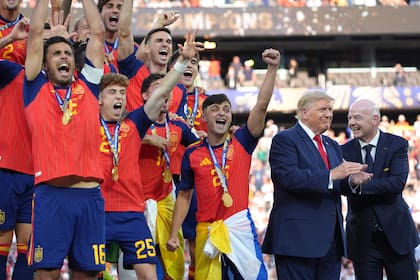 Jugadores españoles celebrando el título del Mundial junto al presidente de EE.UU., Donald Trump, y el presidente de la FIFA, Gianni Infantino
