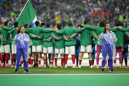 Jugadores mexicanos durante el himno