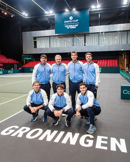 Jugadores y cuerpo técnico de la Argentina en Groningen: Eduardo Schwank y Javier Frana, subcapitán y capitán, respectivamente; Etcheverry y Zeballos, arriba; Molteni, Comesaña y Cerúndolo, abajo