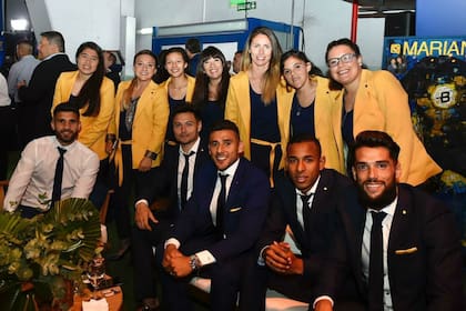 Jugadores y jugadoras de la primera división de Boca Juniors utilizaron trajes Giorgio Redaelli en la cena de la fundación Boca Social en 2019; la marca italiana de ropa de etiqueta, traída al país por la familia Abal, también trabaja con Racing, River y Vélez