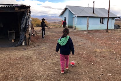 Jugando al fútbol con Maciela y Jonathan en La Matancilla, Neuquén; divertirnos siempre es una buena manera de romper el hielo y entrar en confianza