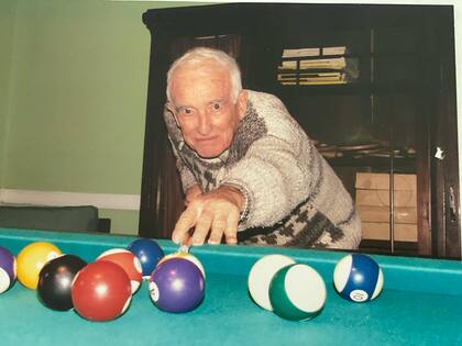 Jugando al pool, una de sus mayores aficiones junto al bridge