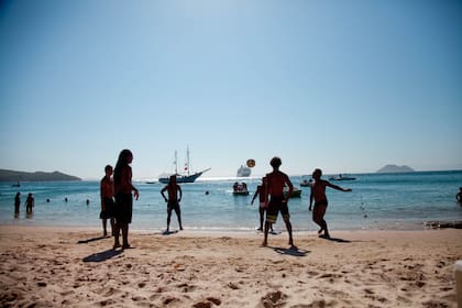 Jugando altinha en Azeda, una de las tantas playas de Búzios