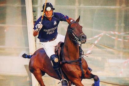 Jugando con la camiseta del Habtoor Polo Club, de Dubai.