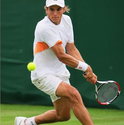 Jugando la clasificación de Wimbledon en 2006 y su clásico revés de dos manos