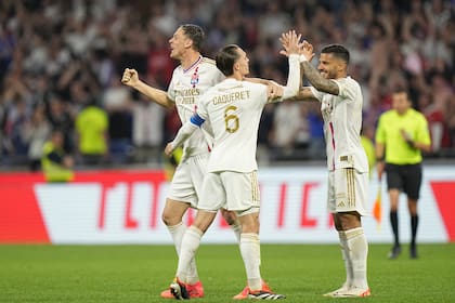 Jugaodres del Lyon celebran al final del partido de la Liga de Francia ante el Brest, en el estadio Groupama, en las afueras de Lyon, Francia, el domingo 14 de abril de 2024. (AP Foto/Laurent Cipriani)