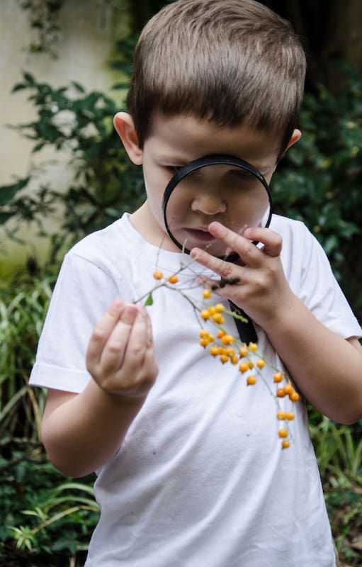 Jugar al aire libre, en plazas, jardines o patios, es la mejor forma de que los chicos adquieran conciencia ambiental y sensibilidad hacia la naturaleza.