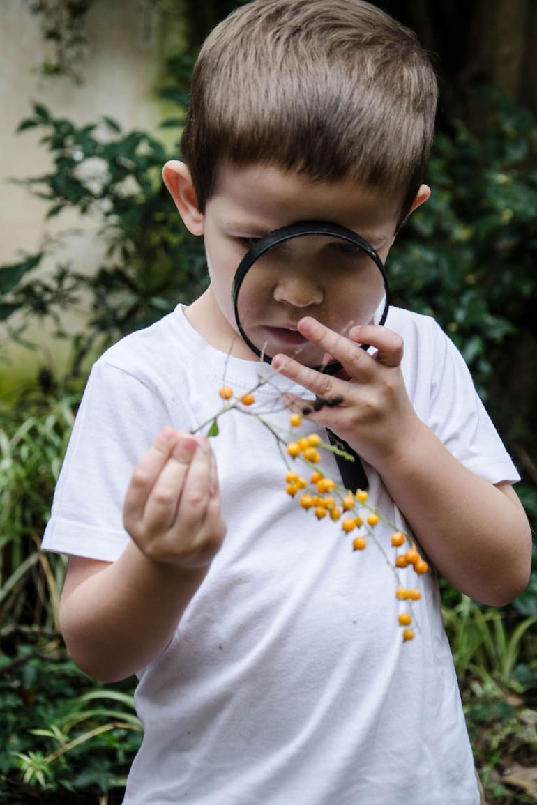 Jugar al aire libre, en plazas, jardines o patios, es la mejor forma de que los chicos adquieran conciencia ambiental y sensibilidad hacia la naturaleza.