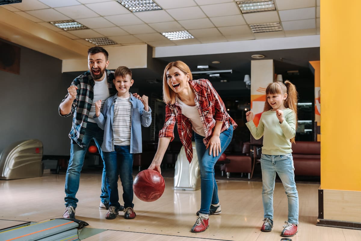 Jugar al bowling puede ser una experiencia entretenida para todos en todas las edades