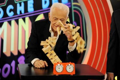 Jugar al Jenga, un clásico dentro de sus últimos programas de entretenimientos