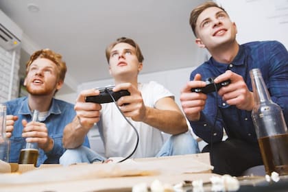 Jugar videojuegos aumenta las chances de padecer pérdida auditiva o tinnitus, según estudio