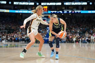 Juguete sexual lanzado cerca de Sophie Cunningham durante un juego en Los Ángeles