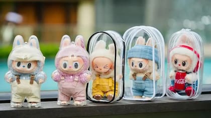 Pop Mart, fabricante de las populares muñecas Labubu, utiliza “cajas sorpresa” que convierten cada compra en una apuesta de bajo riesgo.
