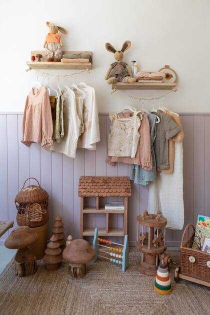 Juguetes de madera, de cestería o tejidos y ropa con textiles orgánicos.