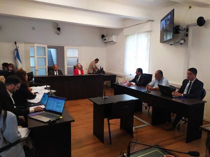 Juicio oral contra el exintendente salteño Atta Miguel Gerala por el robo del rieles del ferrocarril Belgrano Cargas; a la derecha, de camisa, celeste, el acusado