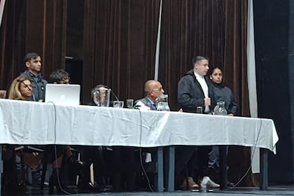 Juicio Oral por el crimen de Fabián Gutiérrez: Facundo Gómez, de pie, pidió perdón ante el tribunal oral, ante la mirada atenta de Facundo Zaeta y Pedro Monzón.