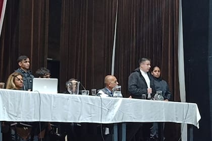 Juicio Oral por el crimen de Fabián Gutiérrez: Facundo Gómez, de pie, pidió perdón ante el tribunal oral, ante la mirada atenta de Facundo Zaeta y Pedro Monzón.