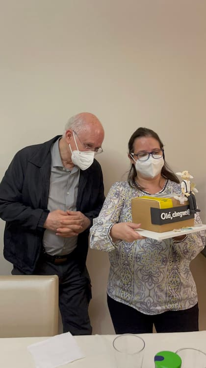 Julha, la nieta que sorprendió a su abuelo con una torta con el diseño del packaging de Mercado Libre