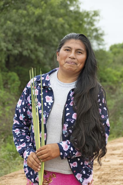 Julia Acosta es una de las mujeres de la comunidad pilagá que realiza cestería con la fibra del carandillo